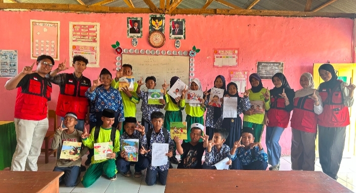 Jejak Petualang Membaca: Mahasiswa KKN Tematik Literasi Unhas Ajak Siswa MTs Menulis Cerita dari Buku Bacaan